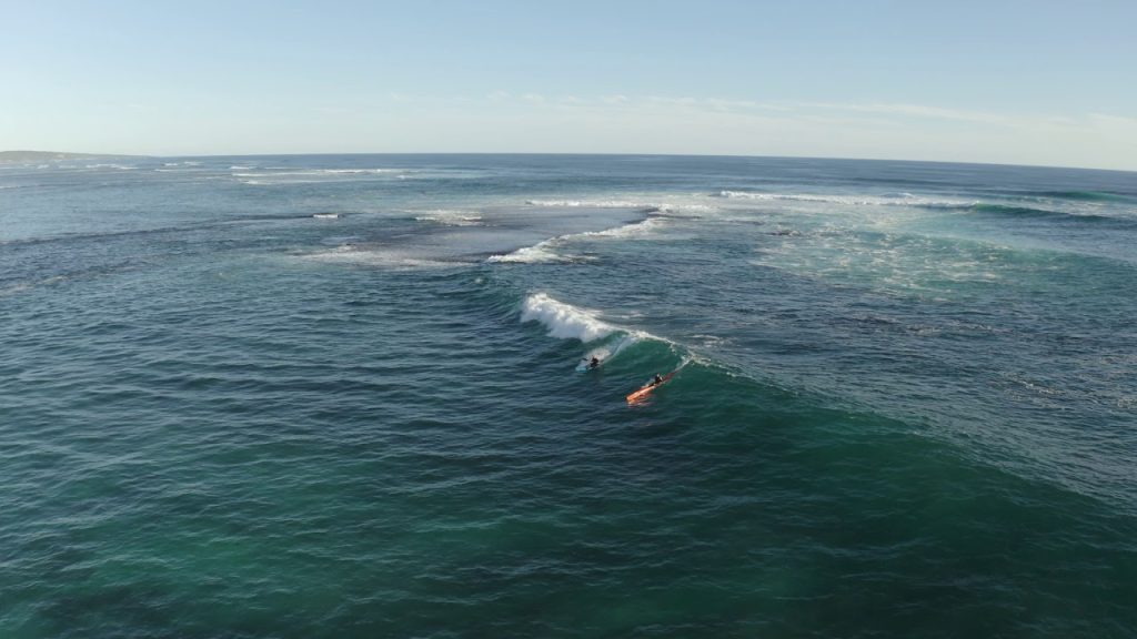 Pegando ondas de surfski