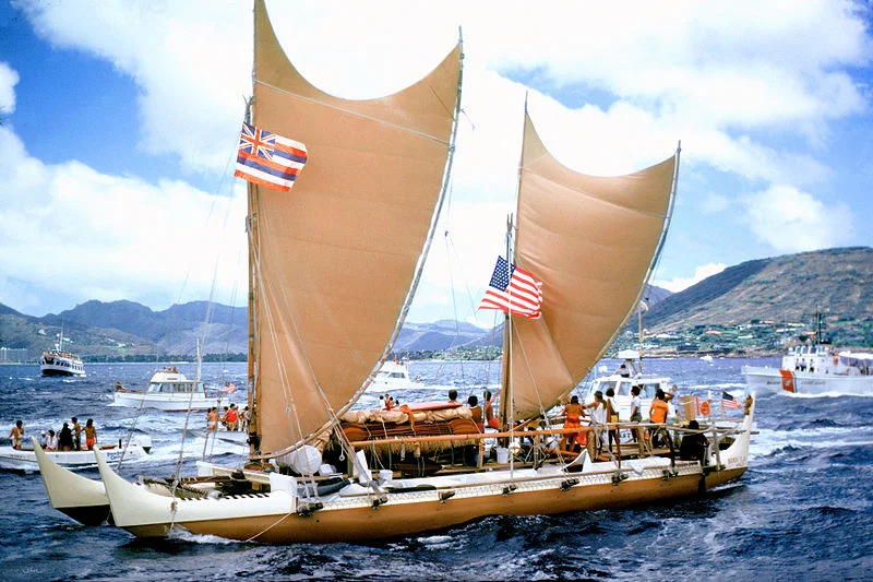 Canoa polinésia a vela